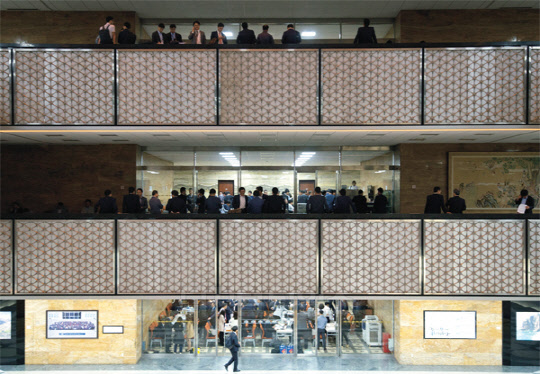 12일 문재인 정부의 첫 국정감사가 시작된 가운데 서울 영등포구 국회에서 국감을 준비하는 공무원들과 언론관계자 등이 분주하게 움직이고 있다. 이번 국감은 오는 31일까지 16개 상임위원회에서 701개 기관을 상대로 이뤄진다.   유동일기자 eddieyou@